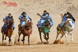 Image du Maroc Professionnelle de  Course typiquement marocaine dite ''la Fantasia'' organisé dans un site désertique sur lequel la ville de Tan Tan a toujours accueilli la majorité des tribus et des grandes familles nomades du désert lors d'un grand moussem, Samedi 24 Mars 2012. (Photo / Abdeljalil Bounhar)

 